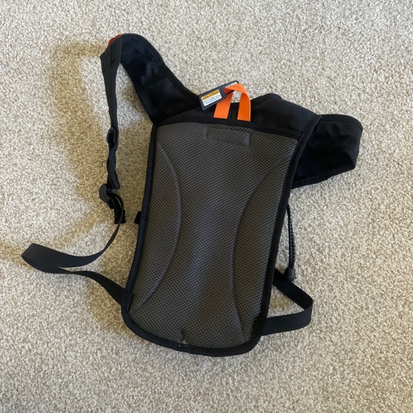 High Sierra 1.5 L Gulp Hydration Pack Running, Skiing, Hiking, Walk (No bladder) - Picture 3 of 3